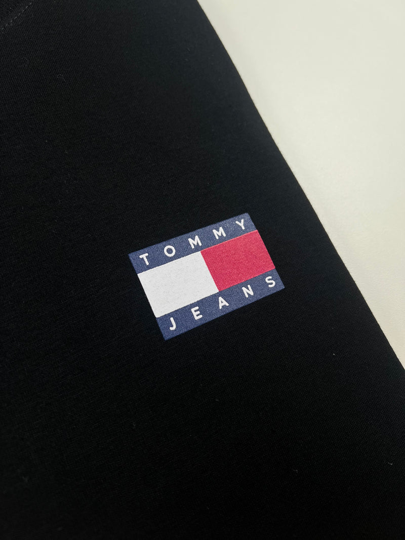 Camiseta Tommy Jeans - Preta - Pima Strech