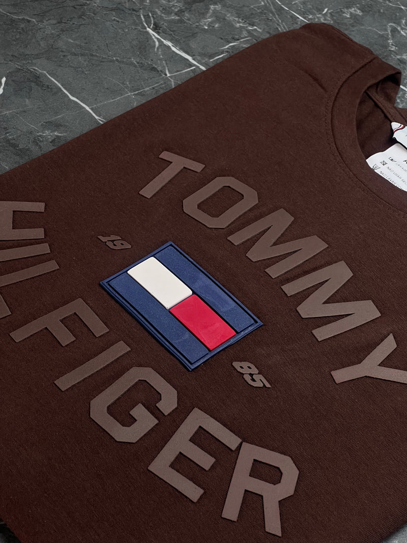 Camiseta Tommy Hilfiger - Marrom - Algodão Egípcio