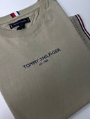 Camiseta Tommy Hilfiger - Bege  - Importada