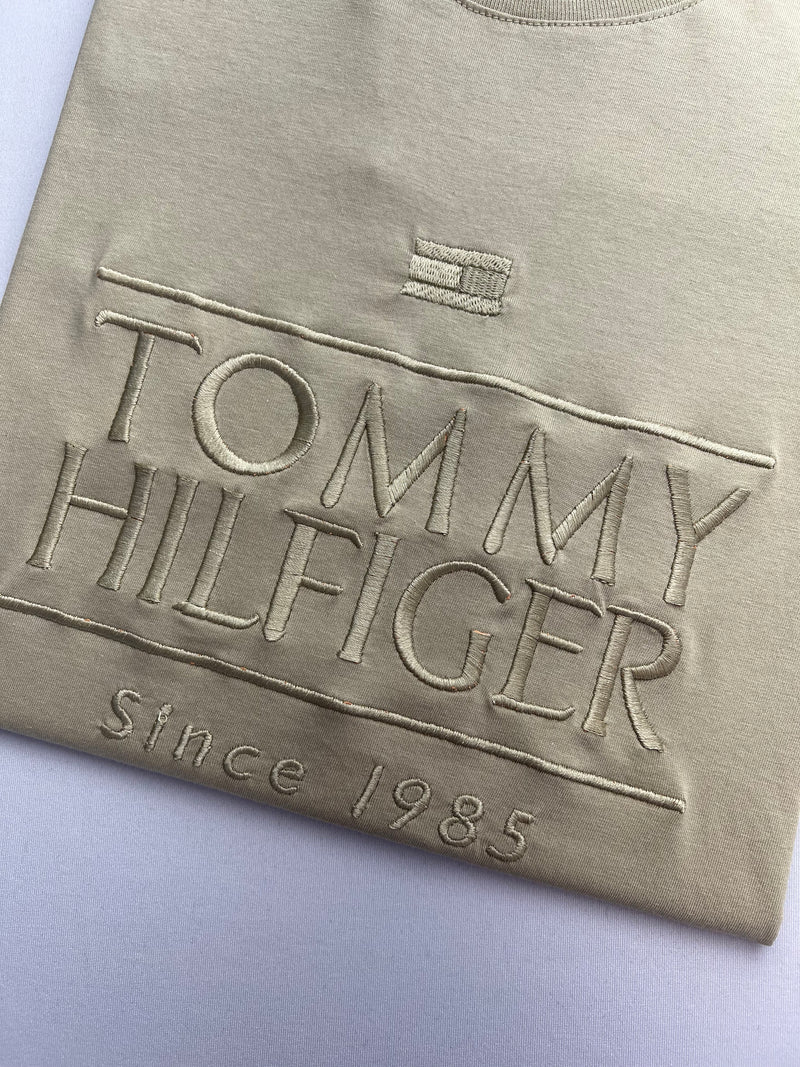 Camiseta Tommy Hilfiger - Bege - Importada