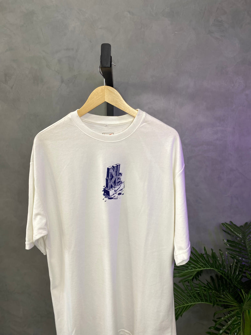 Camiseta Oversized Nike - Branca - Chinesa
